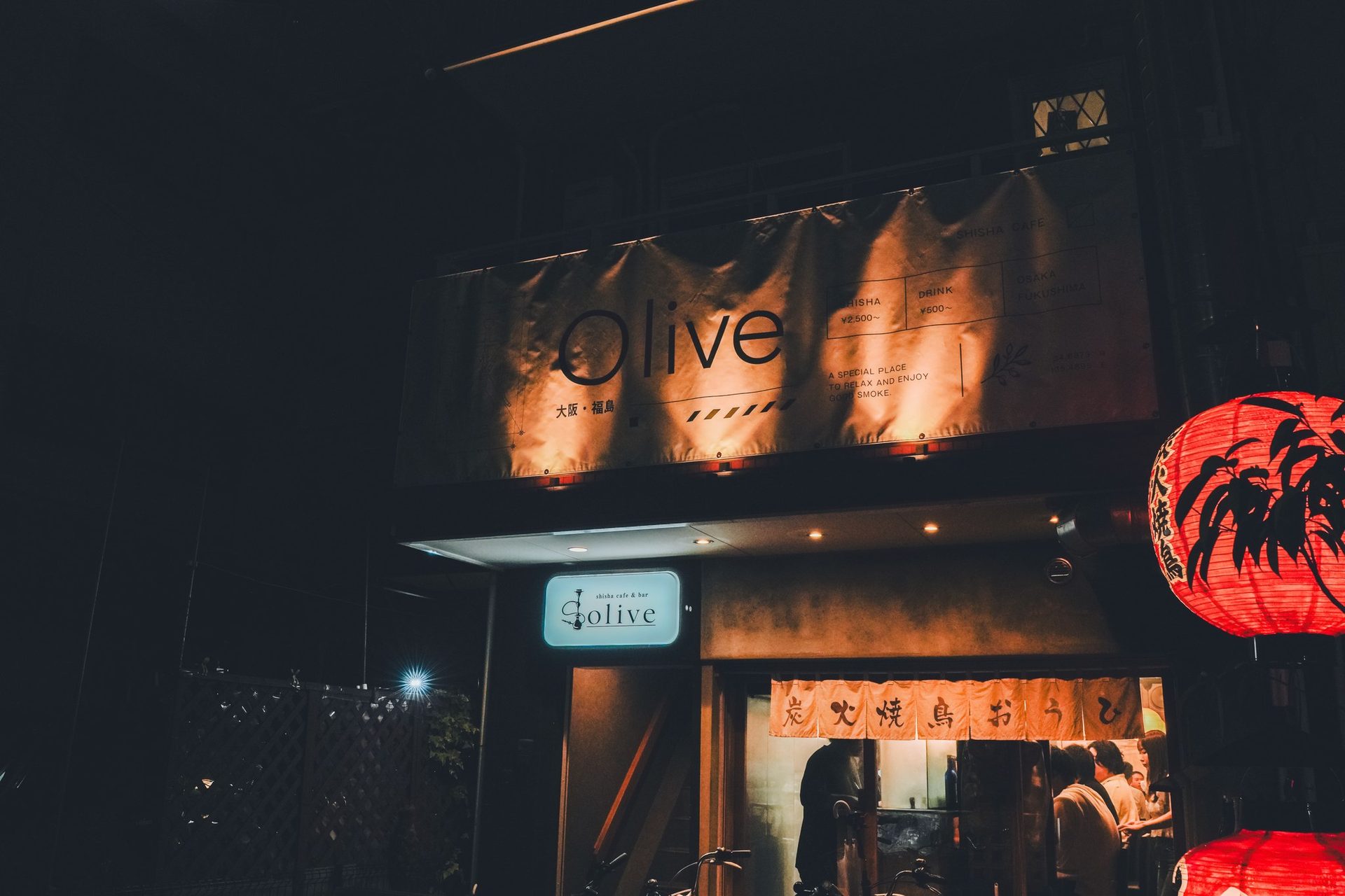 夜のOlive外観と看板